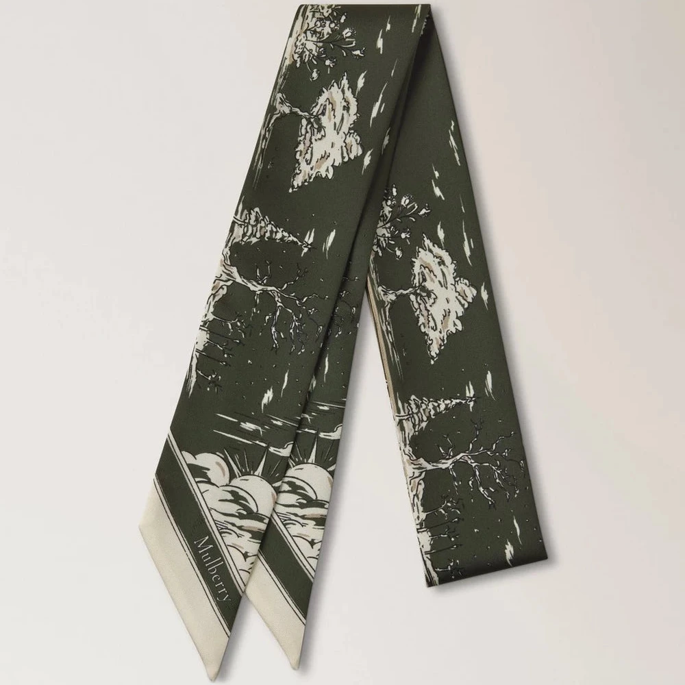 Mulberry Skinny Scarf British Park Juniper Green visar en tunn scarf i grönt siden med parkmotiv, modell VS4867145Q749.
