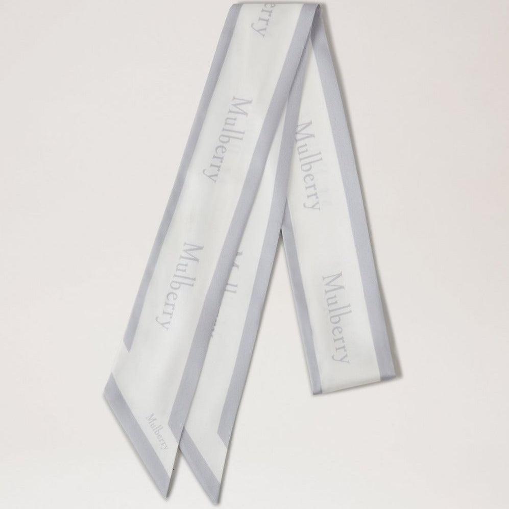 Mulberry Skinny Scarf Logo Boarder Pale Grey/White i återvunnen polyester, elegant smal design. Modell VS4726923Z393