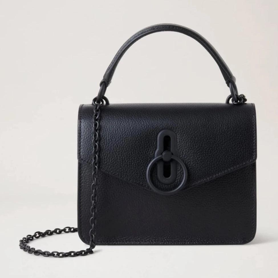 Mulberry Small Amberley Crossbody Small Classic Grain Black ses i närbild, svart läder, kedja och topphandtag. Modell RL6509205A100