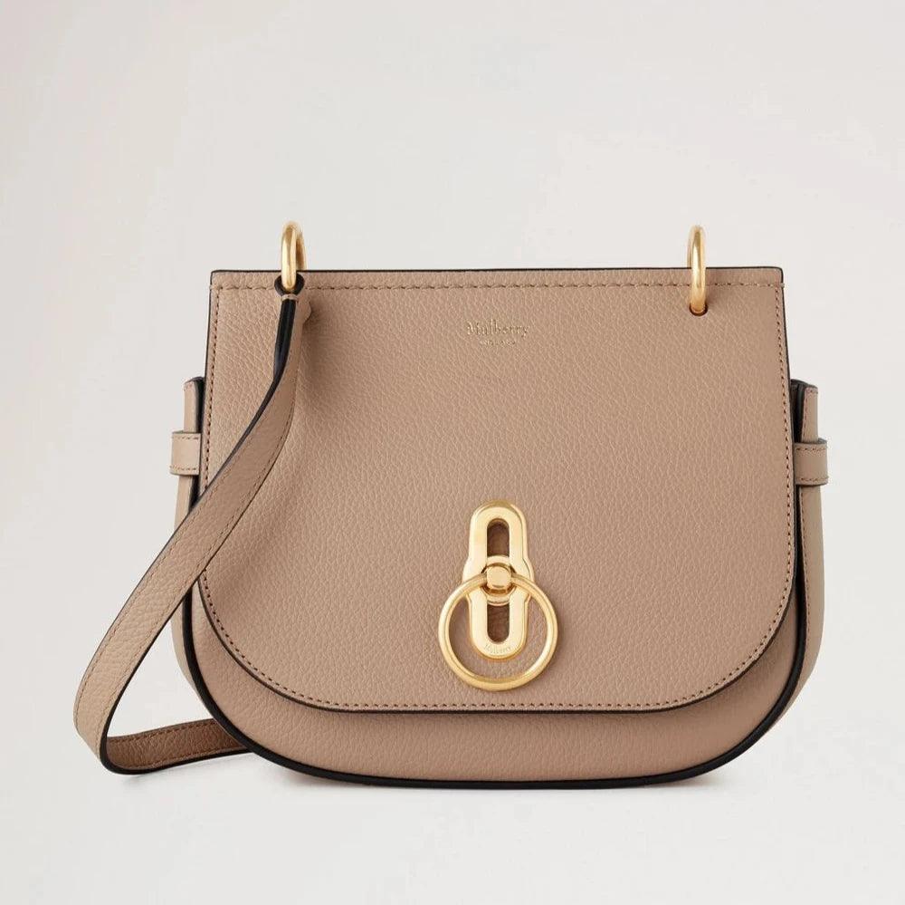 Mulberry Liten Amberley-väska sedd framifrån i beige läder med guldfärgat spänne, modell HH4966/205E631