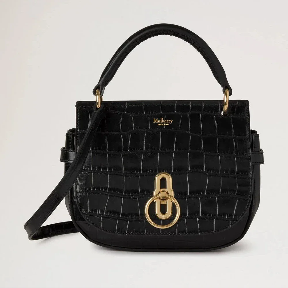 Mulberry Small Amberley Satchel Top Handle Black Shiny Small Croc med gulddetalj och elegant topphandtag. Modell HH9790641A100.