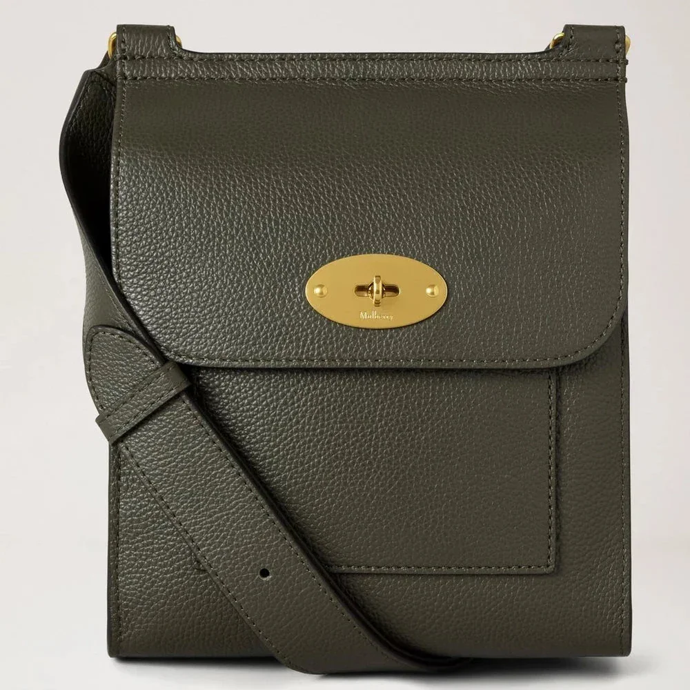 Mulberry Liten Antony i enbärsgrönt läder med guldfärgat spänne, sett framifrån. Modell HH9365205Q749