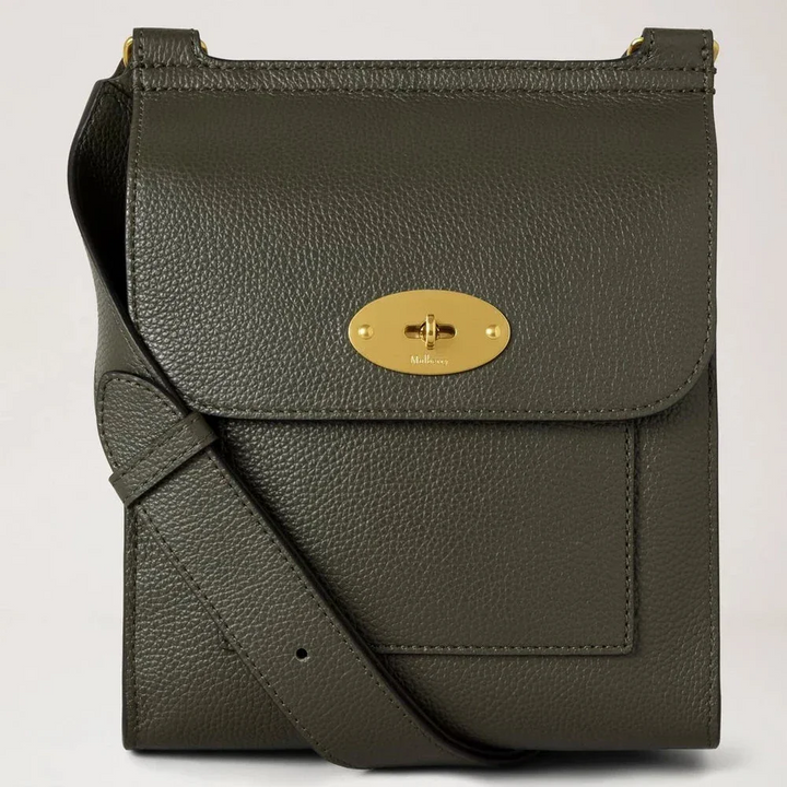 Mulberry Liten Antony i enbärsgrönt läder med guldfärgat spänne, sett framifrån. Modell HH9365205Q749