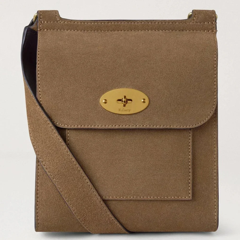 Mulberry Liten Antony N Salcombe Sand Mocka axelväska i ljusbrun mocka med guldspänne. Modell HH9893047P705