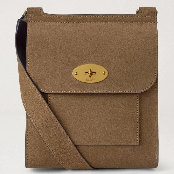 Mulberry Liten Antony N Salcombe Sand Mocka axelväska i ljusbrun mocka med guldspänne. Modell HH9893047P705