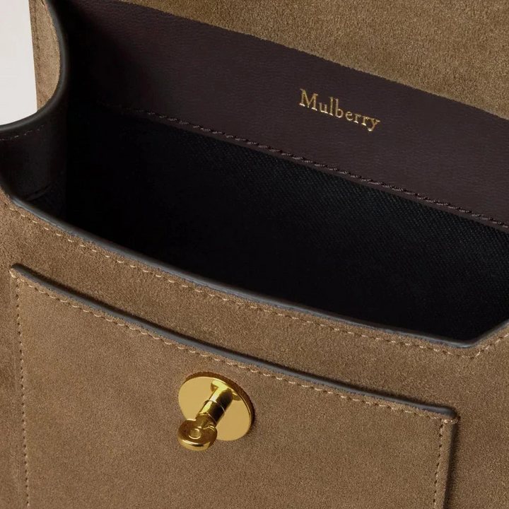 Mulberry Liten Antony n/s Salcombe Sand Suede, närbild av frontfickan och guldstängning, modell HH9893047P705