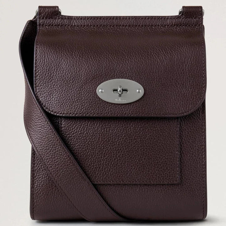 Mulberry Liten Antony Small Classic Grain Ebony i mörkbrunt läder med silverspänne, framifrån. Modell HH9365205A110
