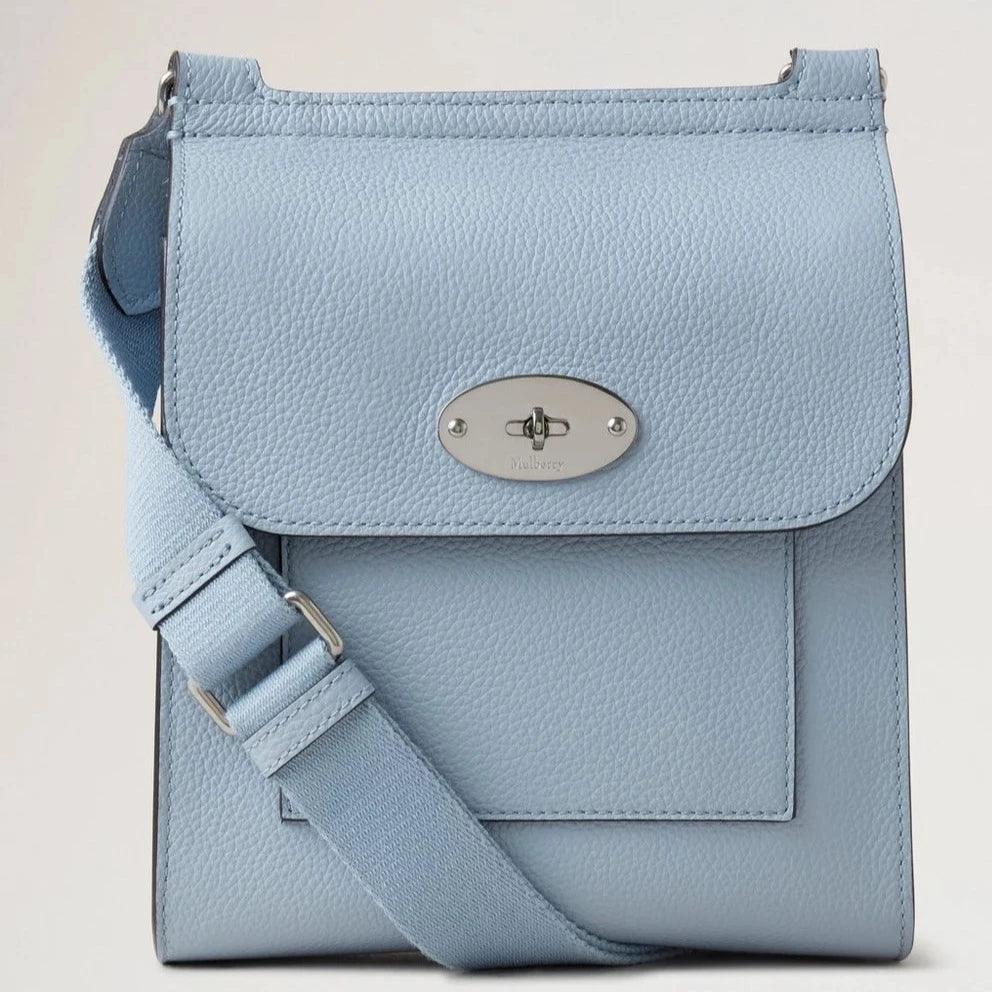 Mulberry Liten Antony Liten Classic Grain Poplin Blue axelväska i ljusblått läder med silverdetalj, modell HH5193/205U804