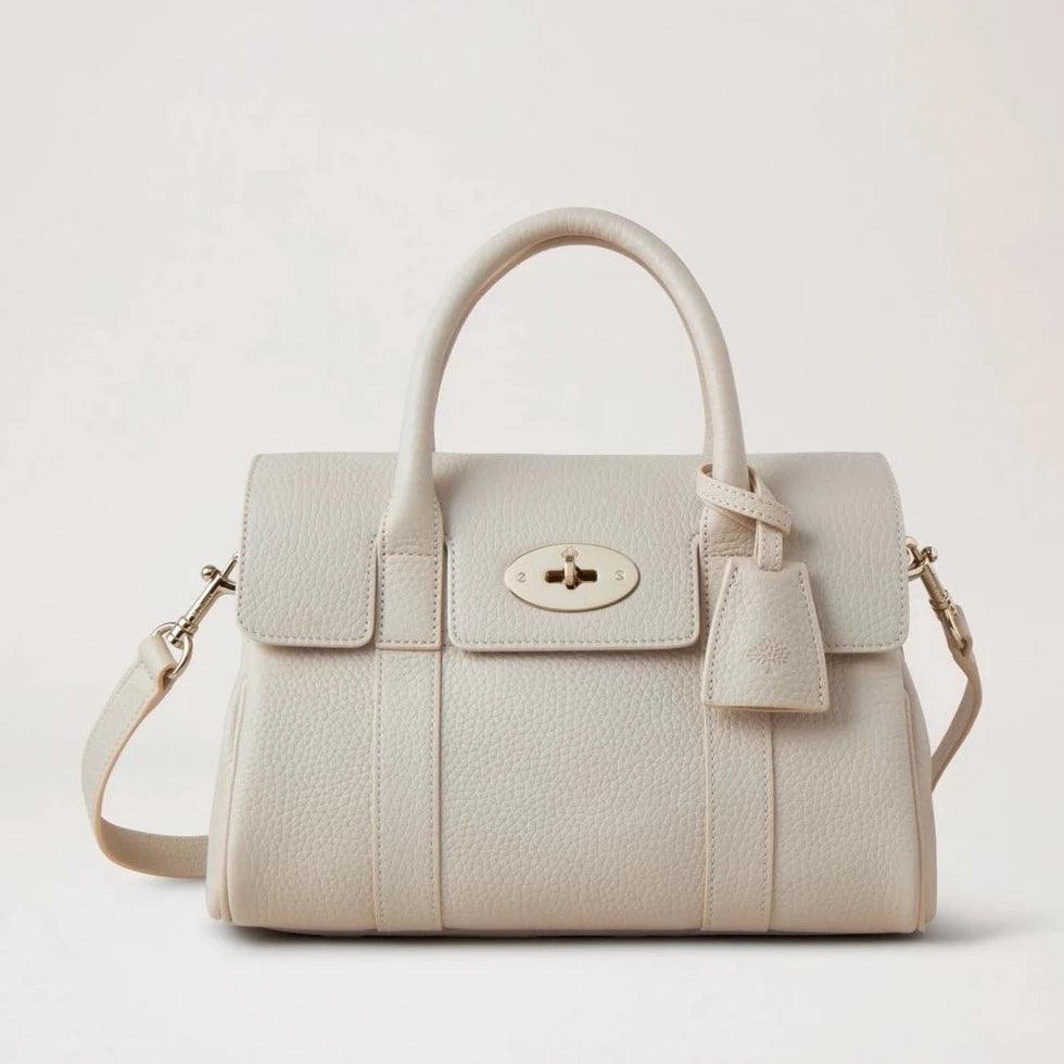 Mulberry Liten Bayswater Satchel Chalk visar en mindre elegant handväska i ljust läder med axelrem. Modell HH9212736W160