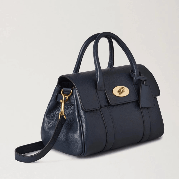 Mulberry Liten Bayswater Satchel Night Sky visar en liten, mörkblå läderväska med guldmetalldetaljer. Modell HH9216205U888.