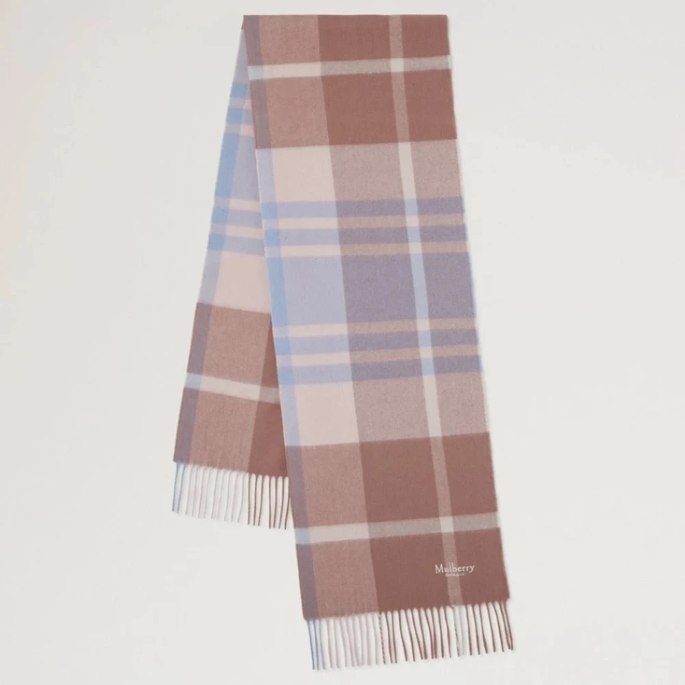 Mulberry Small Check Merino Wool Scarf visar en halsduk i rosa och blå rutig med vita fransar. Modell VS4319890J646.