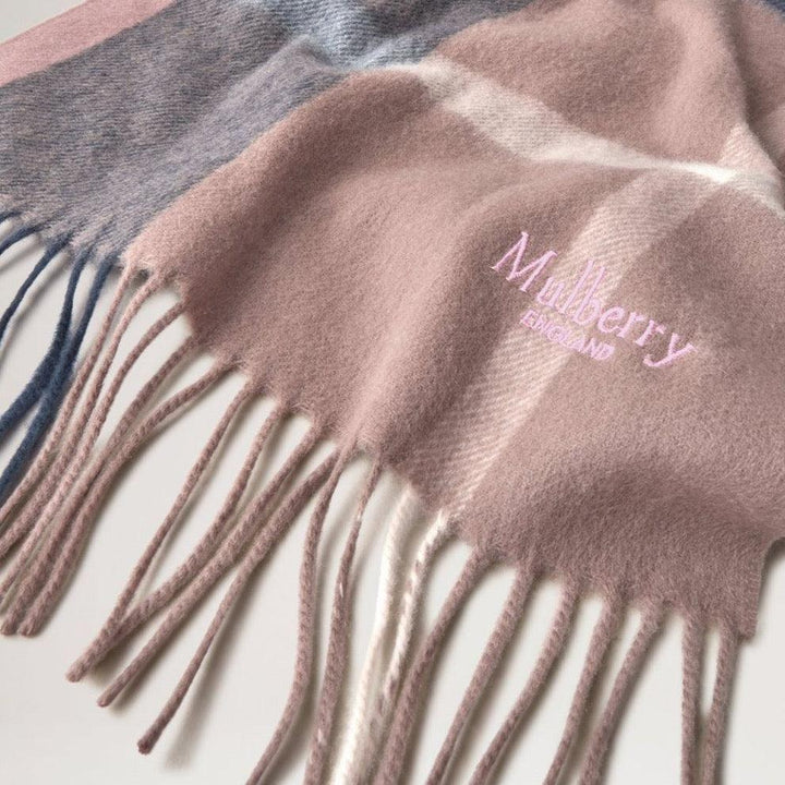 Mulberry Liten rutig Merino Wool Scarf sorbet rosa visar mjuk ullscarf i rosa rutig med fransar, modell VS4319890J941.