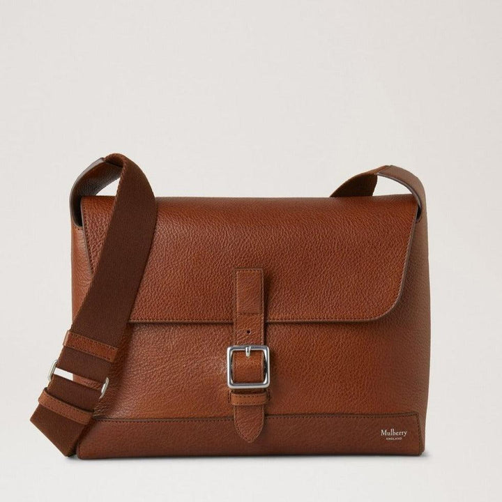 Mulberry Small Chiltern Crossbody Messenger Legacy NVT visar en brun crossbody-väska i läder med justerbar rem och spänne framtill. Modell HH9375275G110.