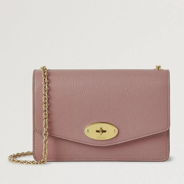 Mulberry Liten Darley Autumn Rose Small Classic Grain visar en rosa läderväska med guldkedja och klassisk stängning. Modell RL7791205J997.