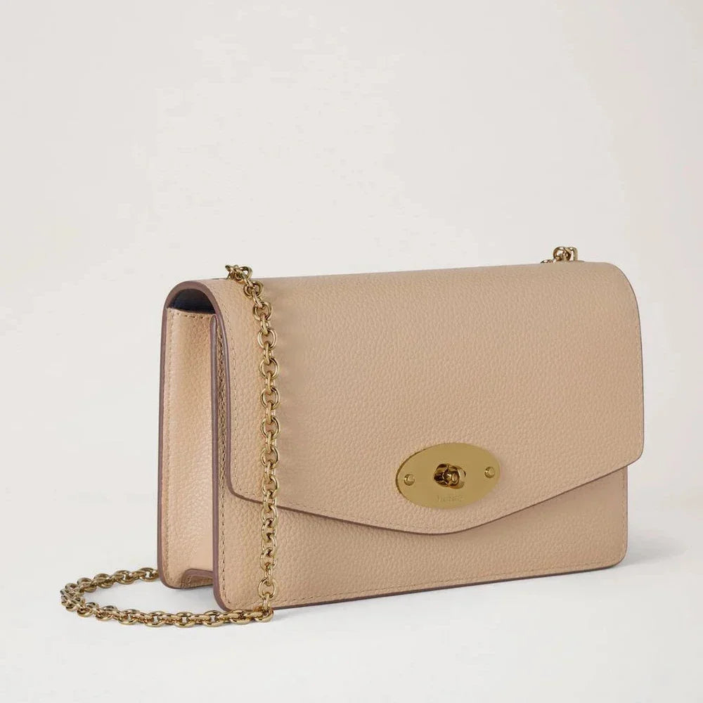 Mulberry Liten Darley Crumpet Small Classic Grain visar en ljusbeige axelväska i läder med guldkedja och klassisk stängning. Modell RL7791205W577.