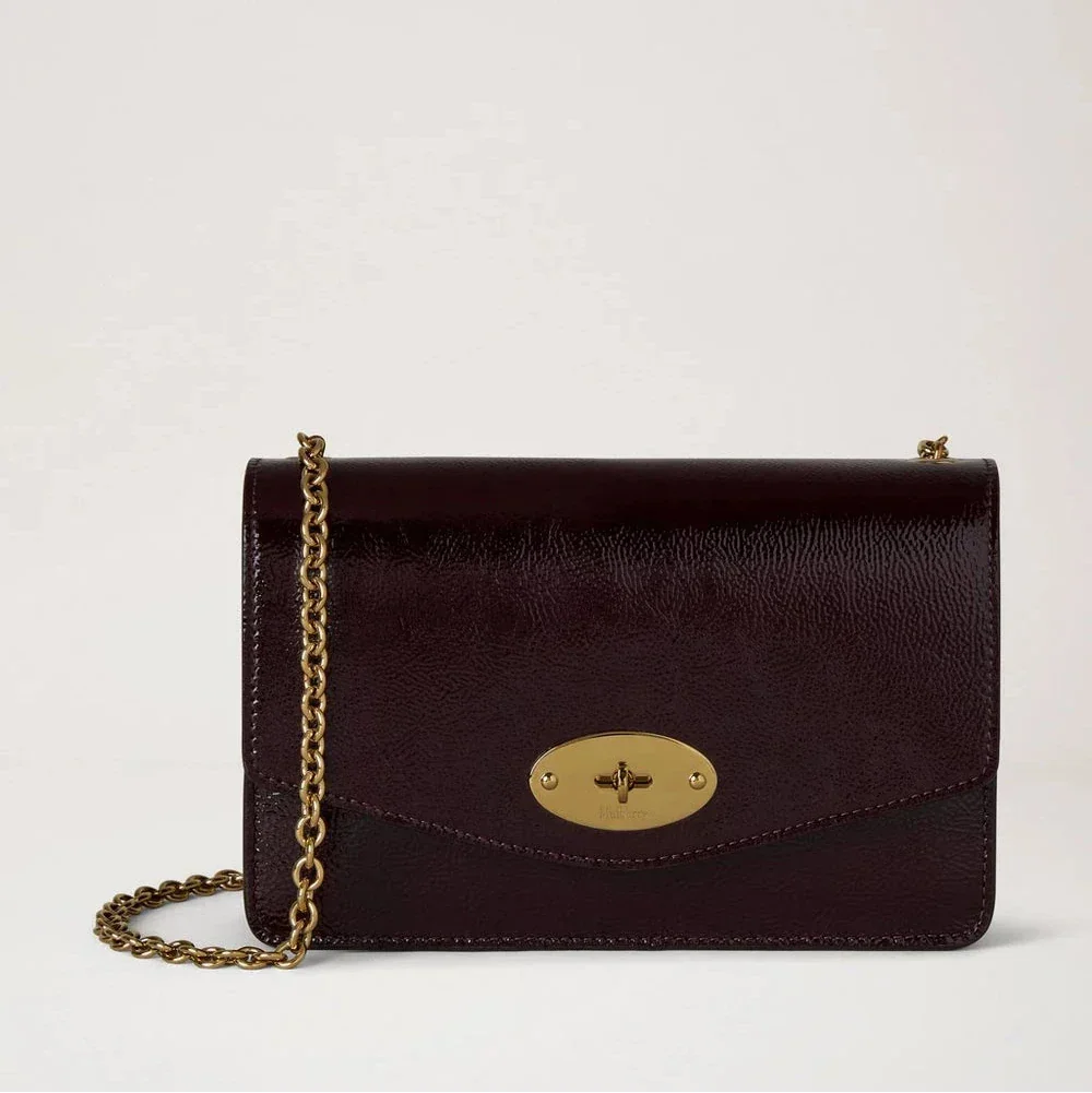 Mulberry Liten Darley Deep Aubergine Patentglänsande liten axelväska i mörklila med kedjerem, modell RL8922737V697.