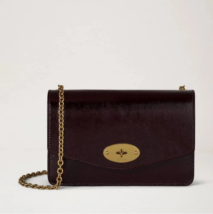 Mulberry Liten Darley Deep Aubergine Patentglänsande liten axelväska i mörklila med kedjerem, modell RL8922737V697.