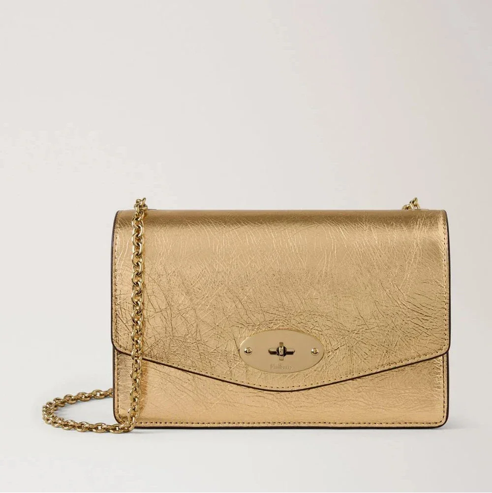 Mulberry Liten Darley Grainy Metallic Somerset Gold visar upp en elegant axelväska i metalliskt gyllene läder med en kedjerem. Modell RL9015757Z098.