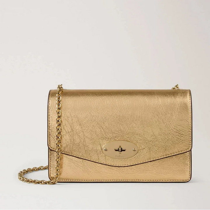 Mulberry Liten Darley Grainy Metallic Somerset Gold visar upp en elegant axelväska i metalliskt gyllene läder med en kedjerem. Modell RL9015757Z098.
