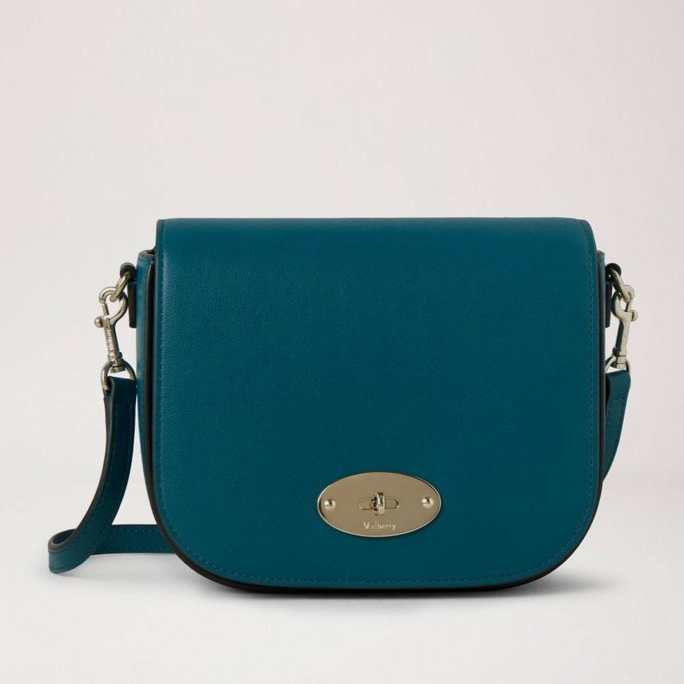 Mulberry Liten Darley Satchel Micro Classic Grain Titanium Blue visar en elegant blå axelväska i läder med metallspänne, modell RL7904587T622.
