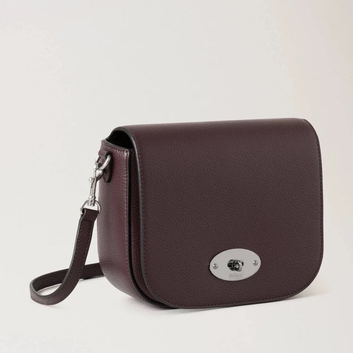 Mulberry Liten Darley Väska Small Classic Grain Black Cherry i slätt läder med silverspänne, modell RL4957/205K560