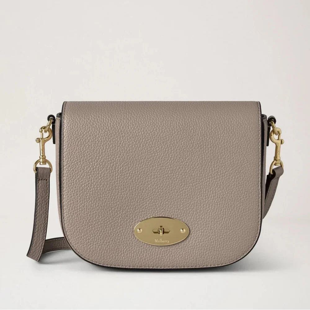 Mulberry Liten Darley Satchel Small Classic Grain Cashmere Taupe visar en taupefärgad läderväska med ett guldfärgat spänne och justerbar rem. Modell RL4957/205F924