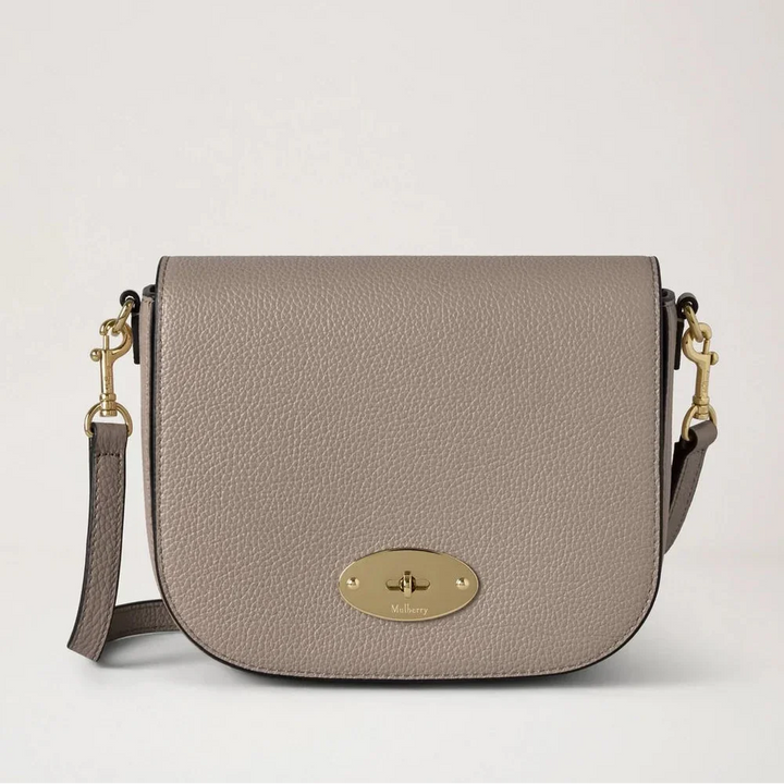 Mulberry Liten Darley Satchel Small Classic Grain Cashmere Taupe visar en taupefärgad läderväska med ett guldfärgat spänne och justerbar rem. Modell RL4957/205F924