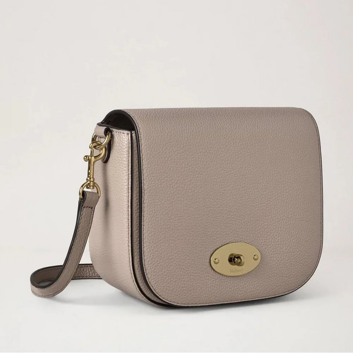 Mulberry Liten Darley Satchel Small Classic Grain Cashmere Taupe, crossbody i taupefärgat läder med gyllene spänne. Modell RL4957/205F924