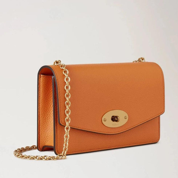 Mulberry Liten Darley Sunset liten läderväska i orange med guldkedja och klassiskt spänne. Modell RL7791205N691