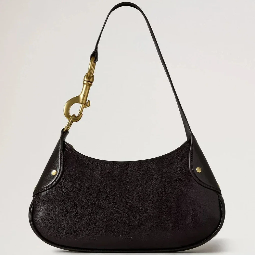 Mulberry Small Hackney Shoulder Bag Ebony Shiny Buffalo visar en mörk axelväska i glansigt läder med guldspänne. Modell RL8929726A110.