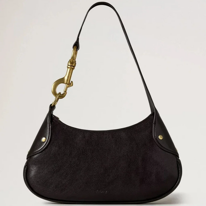Mulberry Small Hackney Shoulder Bag Ebony Shiny Buffalo visar en mörk axelväska i glansigt läder med guldspänne. Modell RL8929726A110.