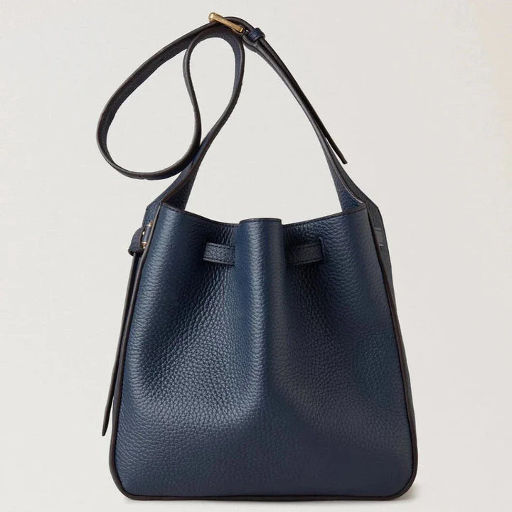 Mulberry Small Lyra Bucket Night Sky Heavy Grain visar en strukturerad, mörkblå läderväska med en lång rem och diskret guldspänne. Modell RL7866-205U918