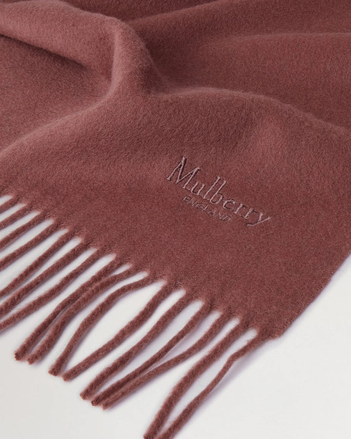 Mulberry Liten solid merinoullscarf i brun ull med fransar, synlig logga broderad. Modell VS4318946G222