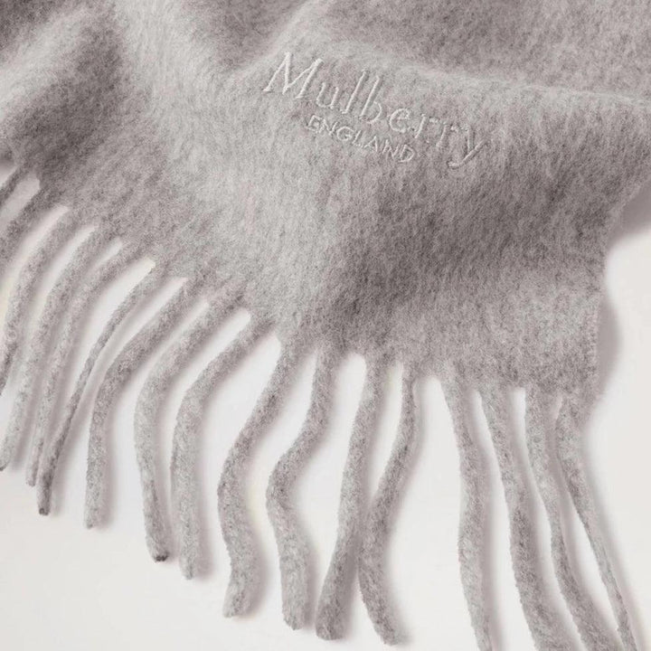 Mulberry Liten Solid Merino Wool Scarf med grå mjuk ull, fina fransar och synlig logga. Modell VS4318946C914