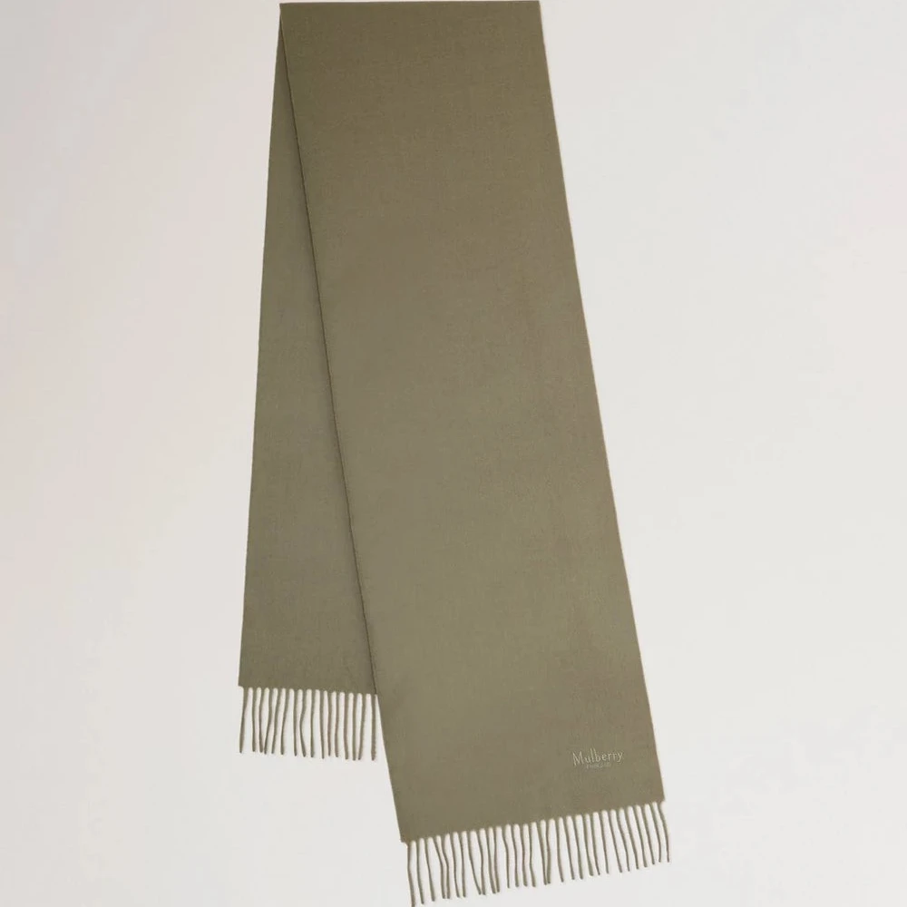 Mulberry Small Solid Merino Wool Scarf Linen Green visar en vanlig, grönaktig ullscarf med fransar. Modell VS4318946R563.