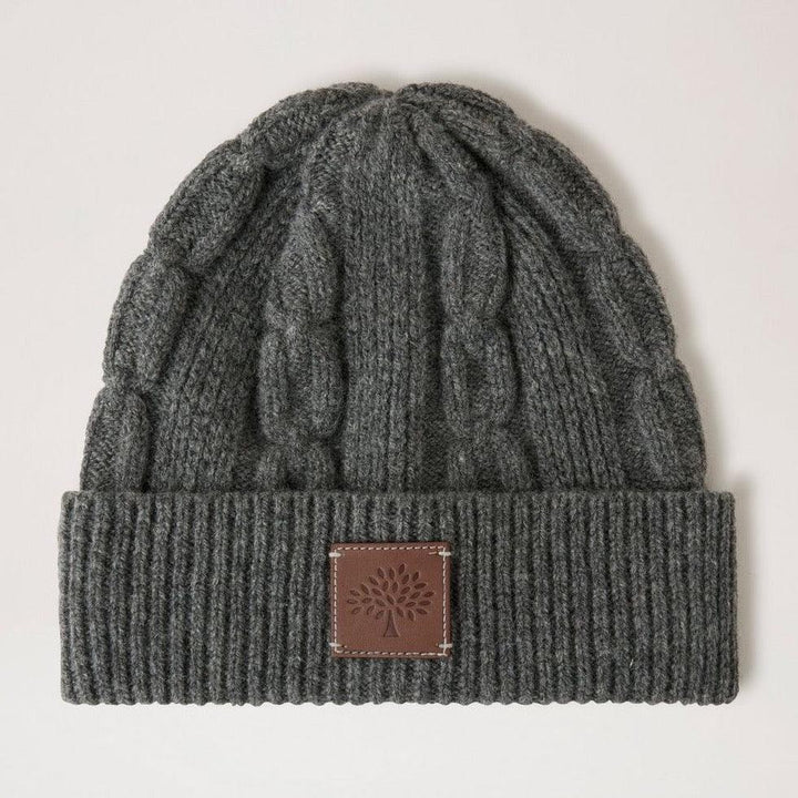 Mulberry Softie Chain Cable Beanie Charcoal i stickad ull med brun läderlapp, modell VH4122996C110.