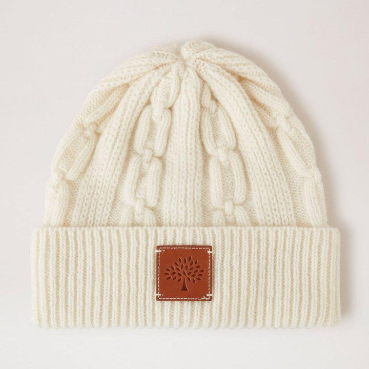 Mulberry Softie Chain Cable Beanie Ecru, ribbad mössa i benvit ull med läderlapp framtill. Modell VH4122996H135