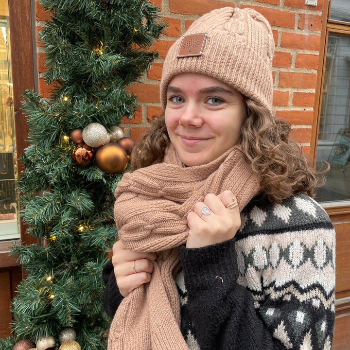 Mulberry Softie Chain Cable Beanie i lönn som visas på kvinna utomhus, stickad look, modell VH4122996E631