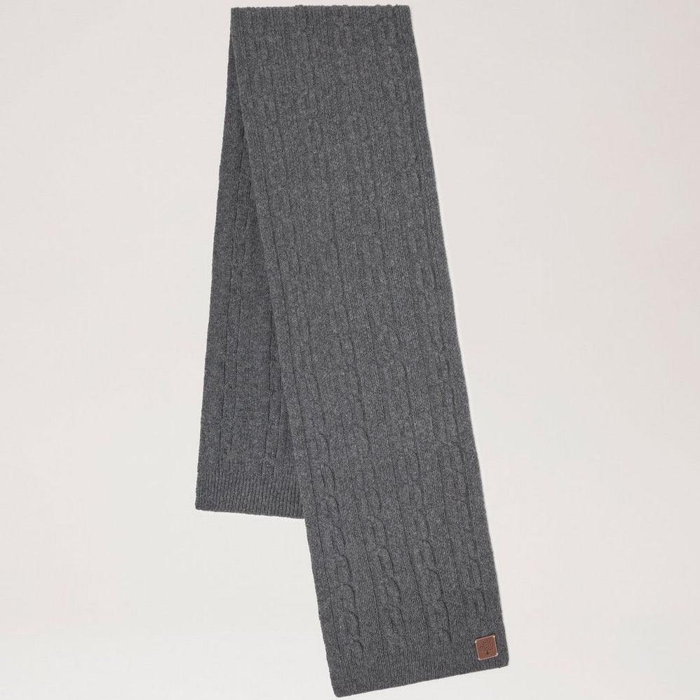 Mulberry Softie Chain Cable Knit Scarf i kol ses platt, stickad i ett mjukt kabelmönster. Modell VS4760969C110.