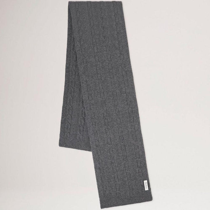 Mulberry Softie Chain Cable Knit Scarf i kolgrå ull med kabelstickningsmönster, modell VS4760969C110.