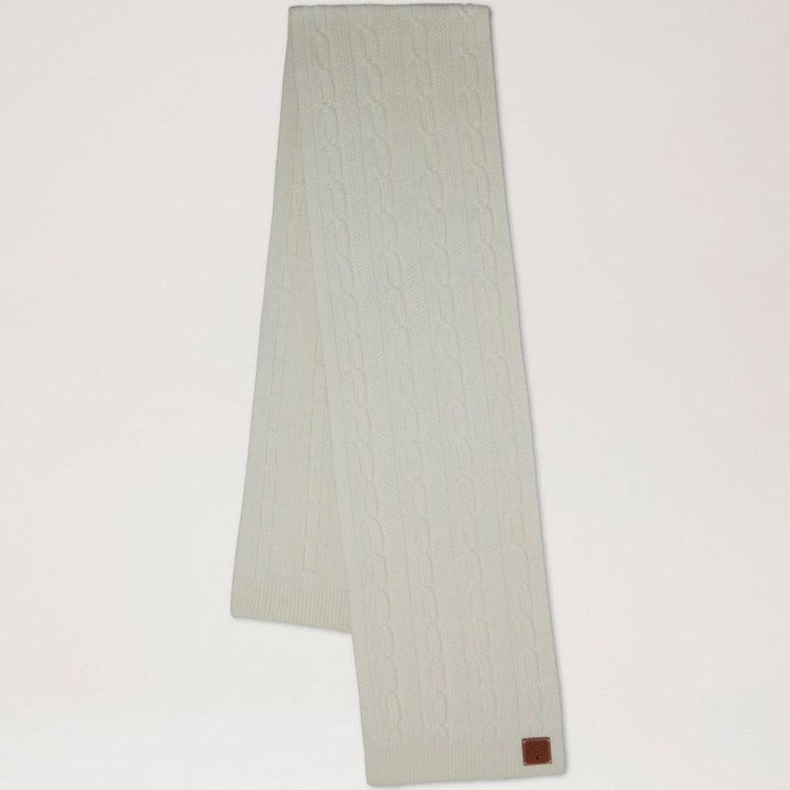 Mulberry Softie Chain Cable Knit Scarf Ecru, stickad i ett mjukt mönster med en ljus nyans, modell vs4760969h135