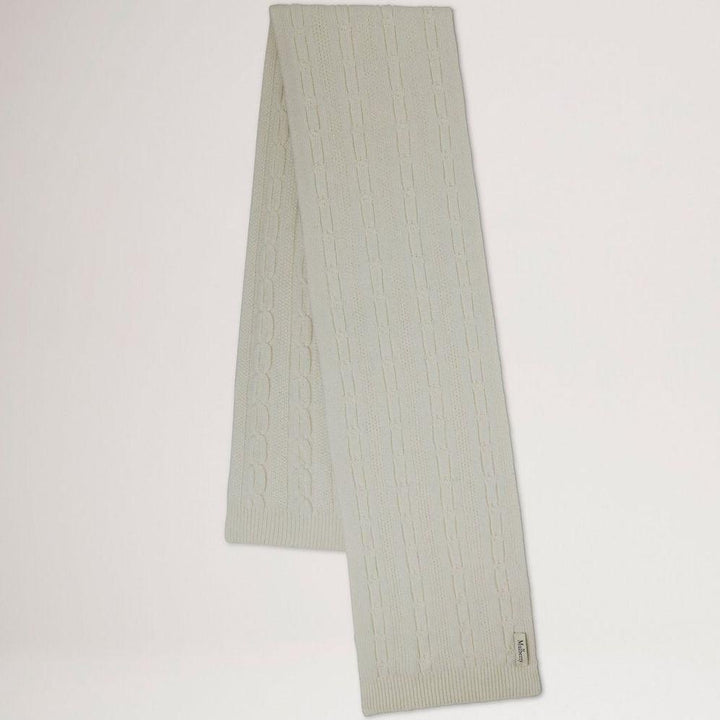 Mulberry Softie Chain Cable Knit Scarf ecru visar en lång ecru-färgad kabelstickad scarf. Modell VS4760969H135