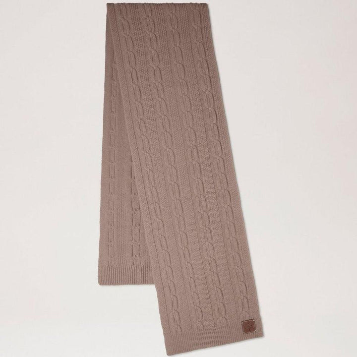 Mulberry Softie Chain Cable Knit Scarf i lönn, kabelstickad scarf i mjuk beige ull. Modell VS4760969E631