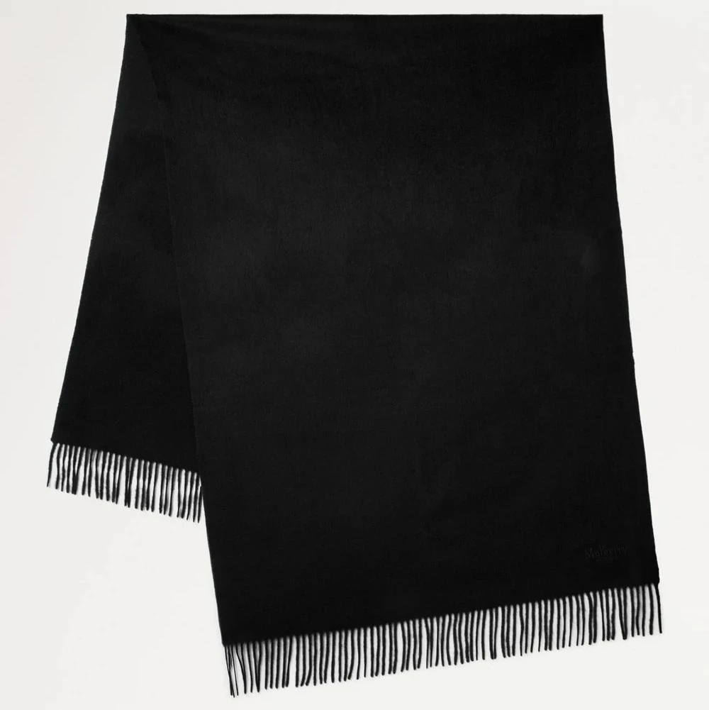Mulberry Solid Merino Wool Scarf Black visar en svart merinoullscarf med fina fransar. Modell VS4240947A100.