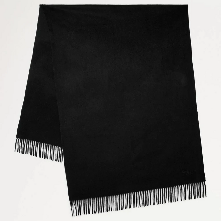 Mulberry Solid Merino Wool Scarf Black visar en svart merinoullscarf med fina fransar. Modell VS4240947A100.