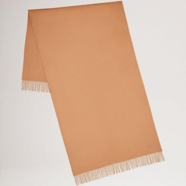 Mulberry Solid merinoullscarf i kamelmerinoull med fransar, sett platt mot vit bakgrund. Modell vs4240947h150