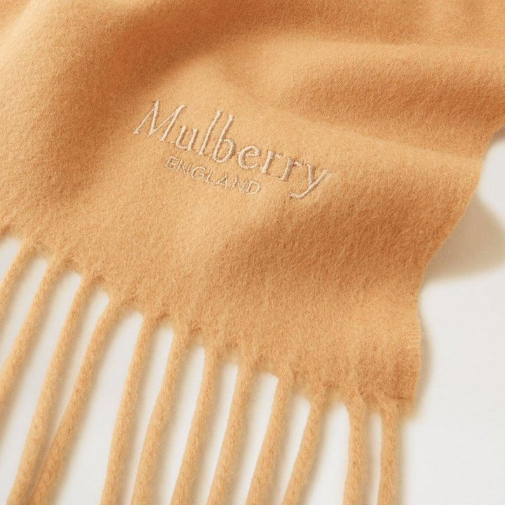 Mulberry Solid merinoullscarf i kamelfärgad merinoull med broderad logga och fransar. Modell VS4240947H150