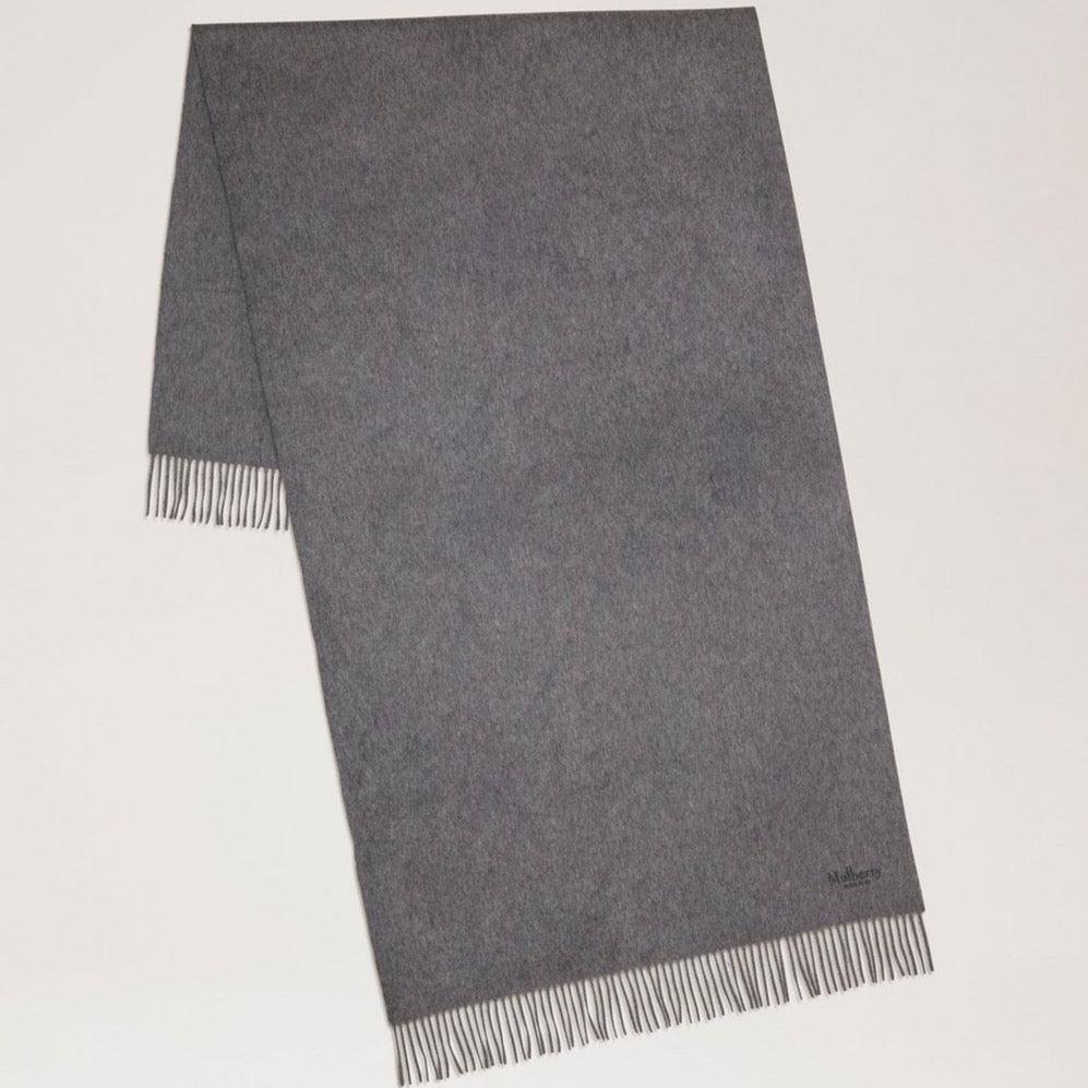 Mulberry Solid Merino Wool Scarf Grå Melange visad i full längd, slät ull med fransar, Modell VS4240947C601.