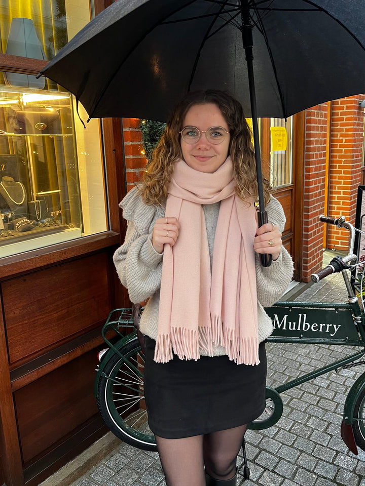 Mulberry Solid Merino Wool Scarf Rosewater, rosa ullscarf som bärs av kvinna utomhus, modell VS4240947J633.
