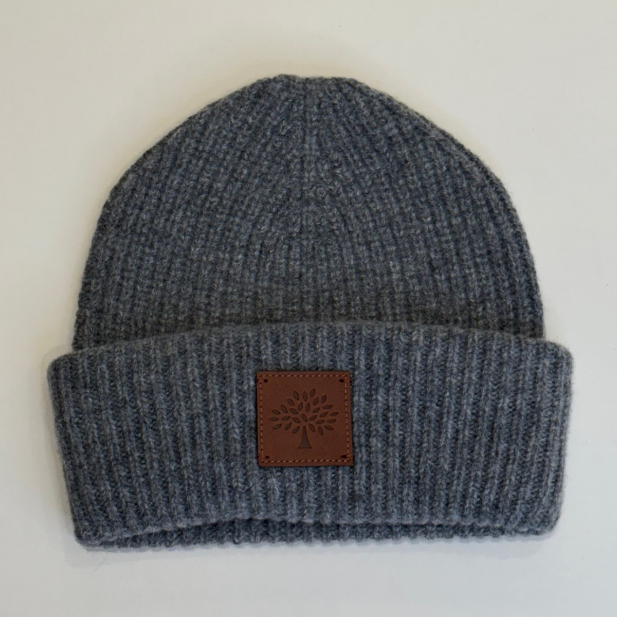 Mulberry Solid Wool Beanie Ljusgrå sedd framifrån i ribbad ull med brun läderdetalj, modell VH4162163C914.